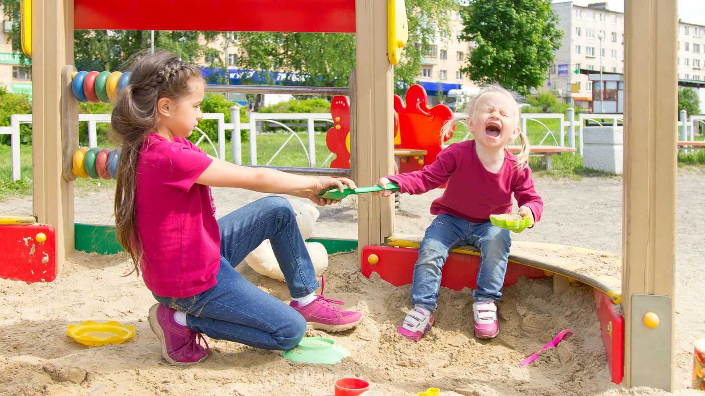 Kinder müssen Streiten lernen  Auch bei Konflikten oder Auseinandersetzungen mit Freunden sollten Sie nicht gleich einschreiten. Kinder müssen lernen, das unter sich zu regeln, Konflikte zu lösen und eigene Interessen durchzusetzen - ohne Gewalt versteht sich.