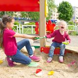 Kinder müssen Streiten lernen  Auch bei Konflikten oder Auseinandersetzungen mit Freunden sollten Sie nicht gleich einschreiten. Kinder müssen lernen, das unter sich zu regeln, Konflikte zu lösen und eigene Interessen durchzusetzen - ohne Gewalt versteht sich.