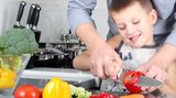 Kinder auch mal machen lassen!  Lassen Sie Ihre Kinder ruhig gewähren, wenn das Risiko überschaubar ist. Nichts macht so stolz, wie das erste Mal allein den Schulweg geschafft, ein Klettergerüst erklommen oder ein Spiegelei gebraten zu haben. Ein Gefühl, das es nirgends zu kaufen gibt! Nach und nach trauen sich die Kinder immer mehr zu und Sie auch ihren Kindern. Jeder gewinnt.