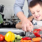 Kinder auch mal machen lassen!  Lassen Sie Ihre Kinder ruhig gewähren, wenn das Risiko überschaubar ist. Nichts macht so stolz, wie das erste Mal allein den Schulweg geschafft, ein Klettergerüst erklommen oder ein Spiegelei gebraten zu haben. Ein Gefühl, das es nirgends zu kaufen gibt! Nach und nach trauen sich die Kinder immer mehr zu und Sie auch ihren Kindern. Jeder gewinnt.