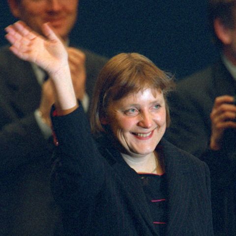 Angela Merkel nach ihrer Wahl zur CDU-Vorsitzenden im Jahr 2000 (l.) und vor der Hessenwahl 2018