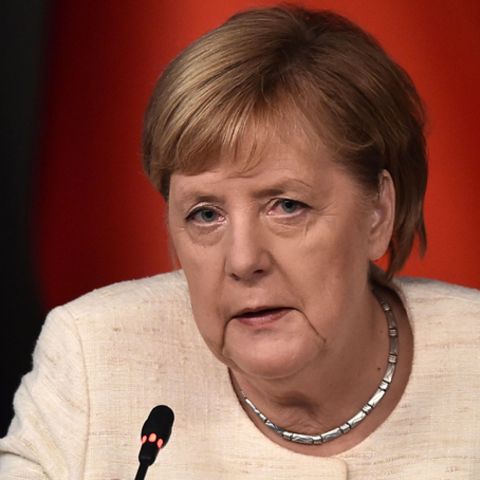 Bundeskanzlerin Angela Merkel (CDU) zählte dem damaligen Bundeskanzler Gerhard Schröder 2004 bei dessen Verzicht auf den SPD-Vorsitz an