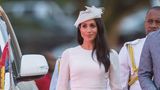 Herzogin Meghan bei ihrer Ankunft auf den Fidschi-Inseln. Ihr weißes Kleid stammt vom australischen Label Zimmermann, auch ihre Accessoires (Hut, Clutch, Schuhe) sind Designerstücke. Die Kosten für das komplette Outfit belaufen sich auf circa 3757 Euro.