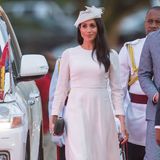 Herzogin Meghan bei ihrer Ankunft auf den Fidschi-Inseln. Ihr weißes Kleid stammt vom australischen Label Zimmermann, auch ihre Accessoires (Hut, Clutch, Schuhe) sind Designerstücke. Die Kosten für das komplette Outfit belaufen sich auf circa 3757 Euro.