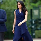 In royalem Blau zeigte sich Herzogin Meghan beim Besuch von Melbourne. Designer-Kleid und Manolo Blahnik Stilettos kosten zusammen rund 1416 Euro.