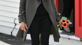 Schlichtes Outfit für den Besuch eines Cafés in Wellington. Meghan trug schwarze Jeans, Rollkragenpullover, Trenchcoat und Stiefeletten von Stuart Weitzman. Gesamtpreis für den Look: 1342 Euro.