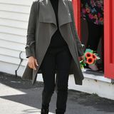 Schlichtes Outfit für den Besuch eines Cafés in Wellington. Meghan trug schwarze Jeans, Rollkragenpullover, Trenchcoat und Stiefeletten von Stuart Weitzman. Gesamtpreis für den Look: 1342 Euro.
