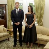 Zum Auftakt des Neuseelandbesuchs zeigten sich Harry und Meghan in der Residenz des Gouverneurs. Das Kleid der 37-Jährigen entwarf die New Yorker Designerin Gabriela Hearst. Kostenpunkt: fast 2200 Euro.