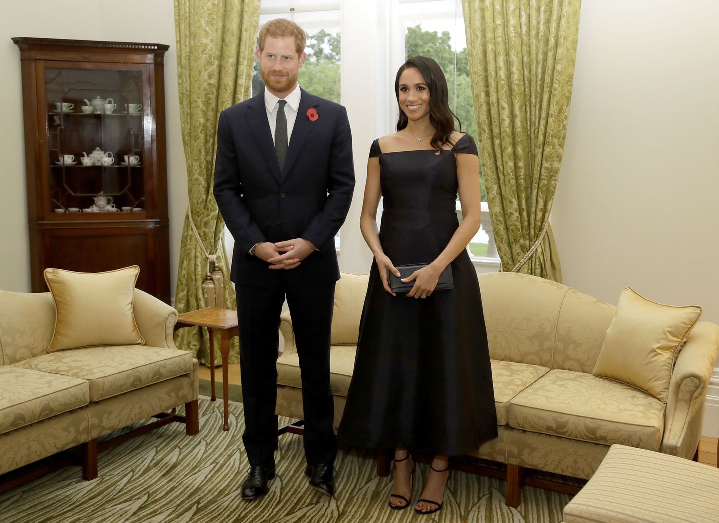 Zum Auftakt des Neuseelandbesuchs zeigten sich Harry und Meghan in der Residenz des Gouverneurs. Das Kleid der 37-Jährigen entwarf die New Yorker Designerin Gabriela Hearst. Kostenpunkt: fast 2200 Euro.