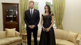 Zum Auftakt des Neuseelandbesuchs zeigten sich Harry und Meghan in der Residenz des Gouverneurs. Das Kleid der 37-Jährigen entwarf die New Yorker Designerin Gabriela Hearst. Kostenpunkt: fast 2200 Euro.