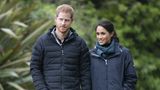 Selbst dieser unscheinbare Outdoor-Look, den Meghan beim Besuch des Abel Tasman National Parks präsentierte, schlug mit rund 825 Euro zu Buche. Das Teuerste sind dabei die Stan Smith Sneakers, die Stella McCartney entworfen hat. Sie kosten 265 Euro.