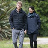 Selbst dieser unscheinbare Outdoor-Look, den Meghan beim Besuch des Abel Tasman National Parks präsentierte, schlug mit rund 825 Euro zu Buche. Das Teuerste sind dabei die Stan Smith Sneakers, die Stella McCartney entworfen hat. Sie kosten 265 Euro.