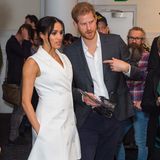 Deutlich über dem Knie endend und damit für royale Verhältnisse recht freizügig war das weiße Kleid, das Meghan in Wellington präsentierte. Es stammt vom neuseeländischen Label Maggie Marilyn und wurde extra für die Herzogin abgeändert. Das ursprüngliche Kleid besitzt nämlich Ärmel, doch Meghan bevorzugte die ärmellose Variante. Der Preis für das Outfit liegt bei 585 Euro.