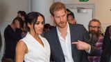 Deutlich über dem Knie endend und damit für royale Verhältnisse recht freizügig war das weiße Kleid, das Meghan in Wellington präsentierte. Es stammt vom neuseeländischen Label Maggie Marilyn und wurde extra für die Herzogin abgeändert. Das ursprüngliche Kleid besitzt nämlich Ärmel, doch Meghan bevorzugte die ärmellose Variante. Der Preis für das Outfit liegt bei 585 Euro.