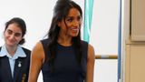 Beim Besuch einer Mädchenschule in Sydney zeigte sich Meghan in einem blauen Designerkleid von Roksanda Ilincic und Pumps von Stuart Weitzman. Kostenpunkt für beides: 2487 Euro.