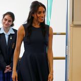 Beim Besuch einer Mädchenschule in Sydney zeigte sich Meghan in einem blauen Designerkleid von Roksanda Ilincic und Pumps von Stuart Weitzman. Kostenpunkt für beides: 2487 Euro.