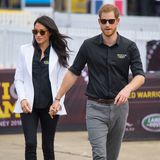 Schlicht, aber nicht günstig, war der Look von Herzogin Meghan zu einem Termin der Invictus Games in Sydney. Blazer, Jeans, Sonnenbrille und Schuhe schlugen zusammen mit 2348 Euro zu Buche. Ein Schnäppchen ist nur die schwarze Bluse mit dem offiziellen Logo der Spiele, sie kostet rund 25 Euro.