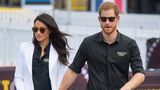 Schlicht, aber nicht günstig, war der Look von Herzogin Meghan zu einem Termin der Invictus Games in Sydney. Blazer, Jeans, Sonnenbrille und Schuhe schlugen zusammen mit 2348 Euro zu Buche. Ein Schnäppchen ist nur die schwarze Bluse mit dem offiziellen Logo der Spiele, sie kostet rund 25 Euro.