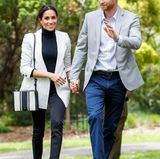 Die schwarze Jeans des Labels Outland Denim trug Herzogin Meghan zu mehreren Anlässen. Für ein Mittagessen mit dem australischen Premierminister kombinierte sie dazu einen schwarzen Rollkragenpullover und einen gestreiften Blazer. Preis für das komplette Outfit, inklusive Tasche und Schuhe: 1317 Euro.