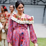 Im farbenfrohen Blumenkleid besuchte die schwangere Meghan eine Universität in Suva auf den Fidschi-Inseln. Das Kleid kostete rund 1406 Euro. Schuhe und Tasche sind mit 90 beziehungsweise 22 Euro schon echte Schnäppchen.