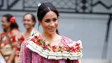 Im farbenfrohen Blumenkleid besuchte die schwangere Meghan eine Universität in Suva auf den Fidschi-Inseln. Das Kleid kostete rund 1406 Euro. Schuhe und Tasche sind mit 90 beziehungsweise 22 Euro schon echte Schnäppchen.