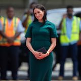 Abflug von Fidschi im grünen Designerkleid von Jason Wu. Kostenpunkt: 2508 Euro.