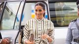 Auf Tonga trug Meghan ein Kleid des australischen Designers Martin Grant. Dazu kombinierte sie eine Clutch von Prada und Pumps von Manolo Blahnik. Für alles zusammen hat sie 3192 Euro hingeblättert.