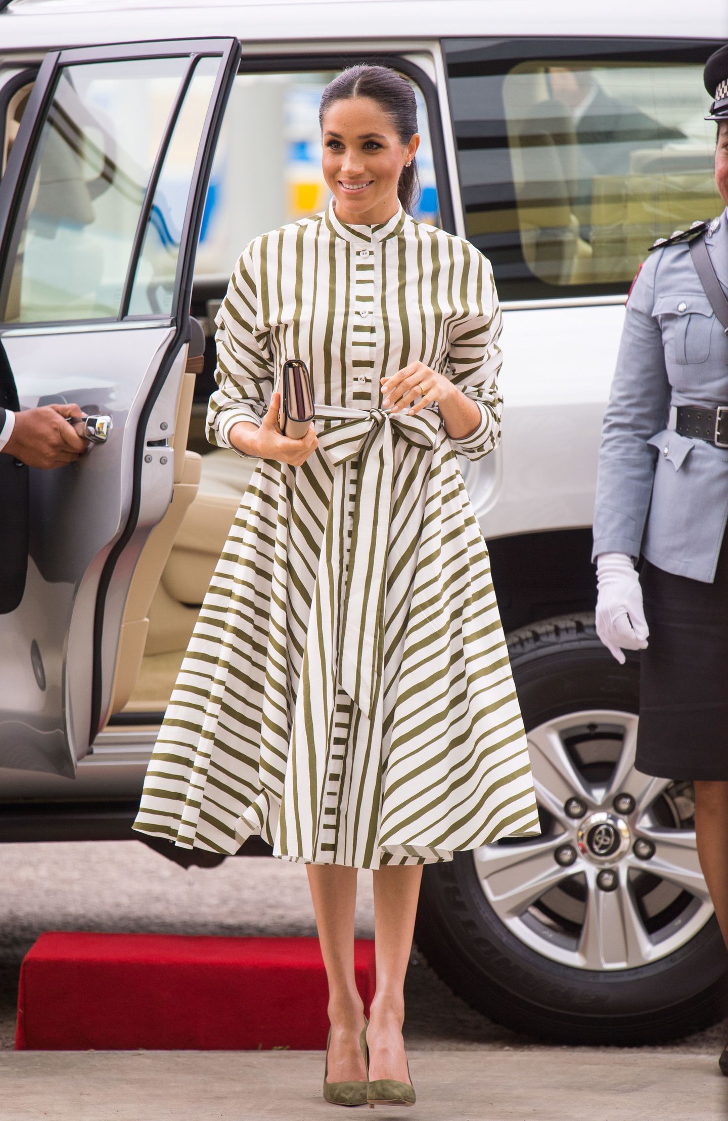 Auf Tonga trug Meghan ein Kleid des australischen Designers Martin Grant. Dazu kombinierte sie eine Clutch von Prada und Pumps von Manolo Blahnik. Für alles zusammen hat sie 3192 Euro hingeblättert.