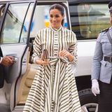 Auf Tonga trug Meghan ein Kleid des australischen Designers Martin Grant. Dazu kombinierte sie eine Clutch von Prada und Pumps von Manolo Blahnik. Für alles zusammen hat sie 3192 Euro hingeblättert.