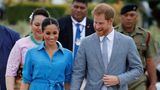 Bei einem Termin auf Tonga präsentierte sich Meghan in königlichem Blau. Kleid und Pumps kosten zusammen 629 Euro.