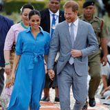 Bei einem Termin auf Tonga präsentierte sich Meghan in königlichem Blau. Kleid und Pumps kosten zusammen 629 Euro.