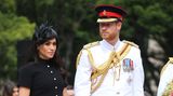 Meghan Markle im schwarzen Designerkleid von Emilia Wickstead bei der Eröffnung eines Kriegsdenkmals im Hyde Park von Sydney. Kleid, Hut und Schuhe ergeben einen Gesamtpreis von circa 3300 Euro.