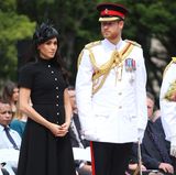 Meghan Markle im schwarzen Designerkleid von Emilia Wickstead bei der Eröffnung eines Kriegsdenkmals im Hyde Park von Sydney. Kleid, Hut und Schuhe ergeben einen Gesamtpreis von circa 3300 Euro.