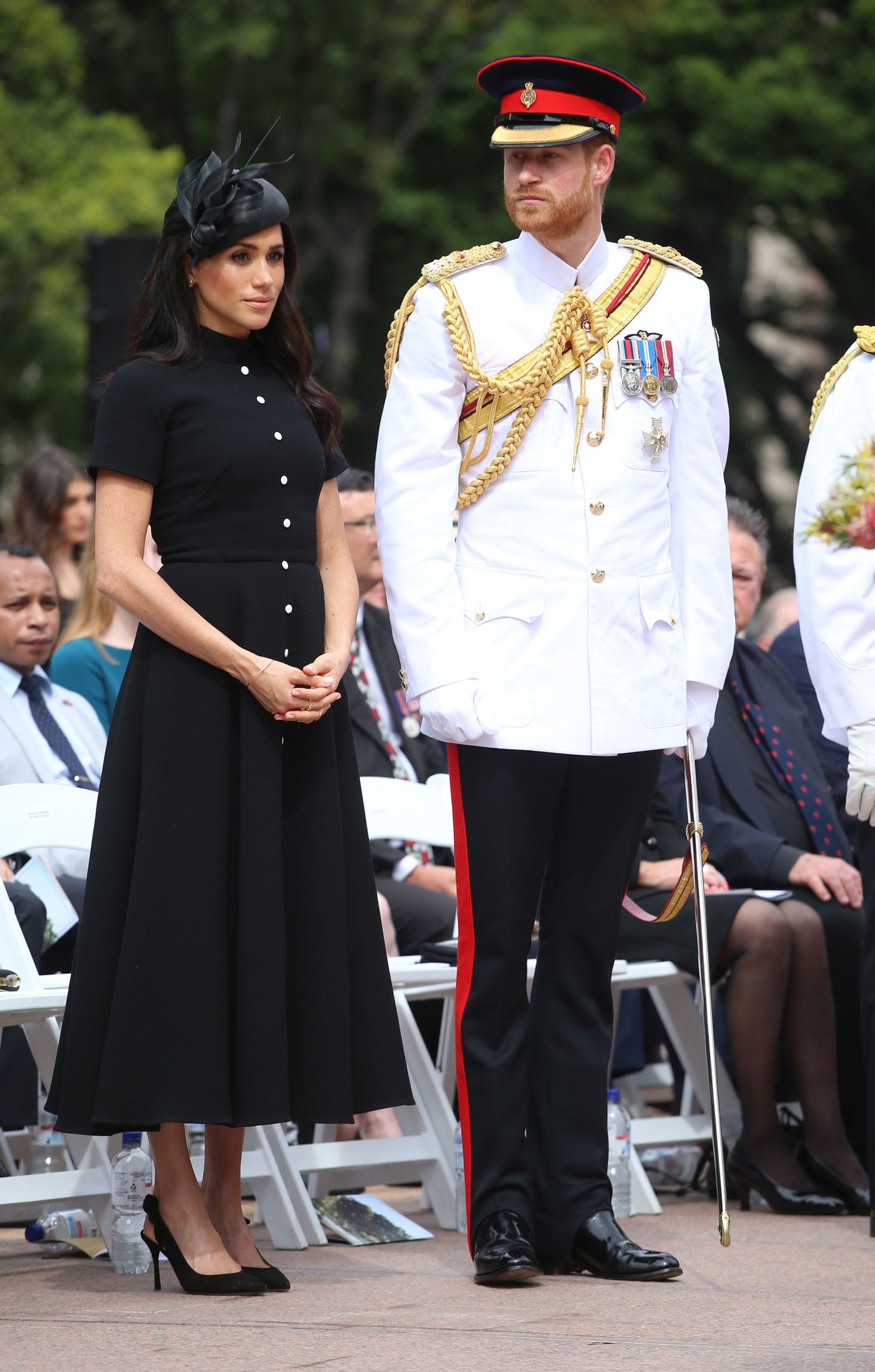 Meghan Markle im schwarzen Designerkleid von Emilia Wickstead bei der Eröffnung eines Kriegsdenkmals im Hyde Park von Sydney. Kleid, Hut und Schuhe ergeben einen Gesamtpreis von circa 3300 Euro.
