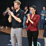 In Sydney besuchten Harry und Meghan das Finale im Rollstuhl-Basketball bei den Invictus Games. Erneut kam die schwarze Jeans zum Einsatz, die Meghan während der Reise oft getragen hat. Dazu kombinierte sie ein weinrotes Oberteil für 482 Euro. Zum ersten Mal trug sie die schwarzen Pumps von Sarah Flint. Kostenpunkt: 541 Euro.