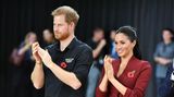 In Sydney besuchten Harry und Meghan das Finale im Rollstuhl-Basketball bei den Invictus Games. Erneut kam die schwarze Jeans zum Einsatz, die Meghan während der Reise oft getragen hat. Dazu kombinierte sie ein weinrotes Oberteil für 482 Euro. Zum ersten Mal trug sie die schwarzen Pumps von Sarah Flint. Kostenpunkt: 541 Euro.