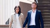 Am ersten offiziellen Tag ihrer Australienreise zeigten sich Harry und Meghan in Sydney und besuchten den örtlichen Zoo sowie die Oper. Ihr Outfit mit weißem Kleid, Trenchcoat und Pumps kostete umgerechnet rund 3380 Euro. 