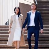 Am ersten offiziellen Tag ihrer Australienreise zeigten sich Harry und Meghan in Sydney und besuchten den örtlichen Zoo sowie die Oper. Ihr Outfit mit weißem Kleid, Trenchcoat und Pumps kostete umgerechnet rund 3380 Euro. 