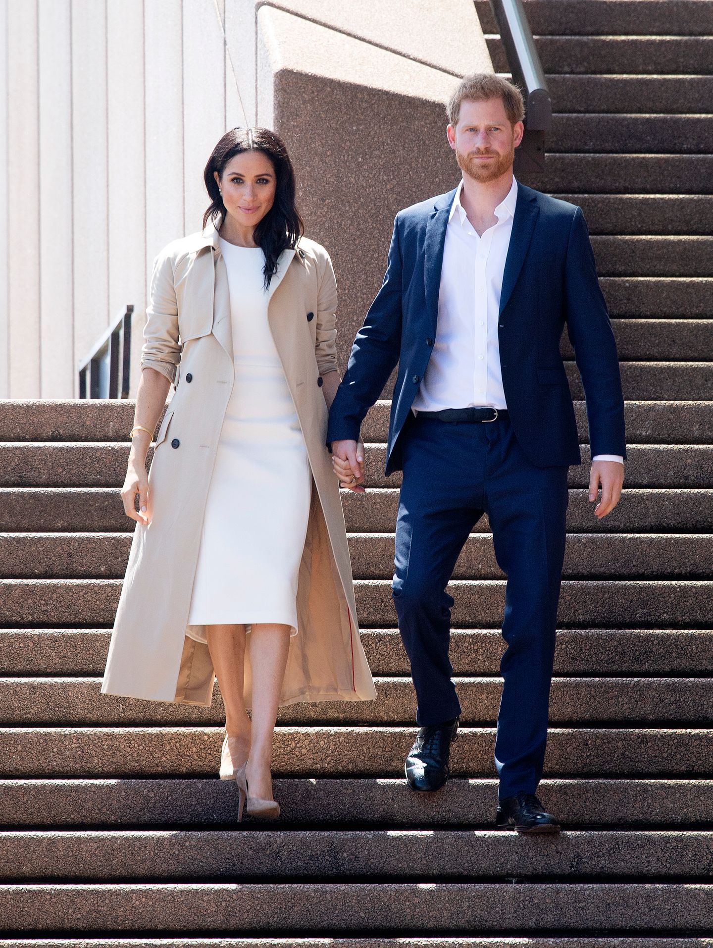 Am ersten offiziellen Tag ihrer Australienreise zeigten sich Harry und Meghan in Sydney und besuchten den örtlichen Zoo sowie die Oper. Ihr Outfit mit weißem Kleid, Trenchcoat und Pumps kostete umgerechnet rund 3380 Euro. 