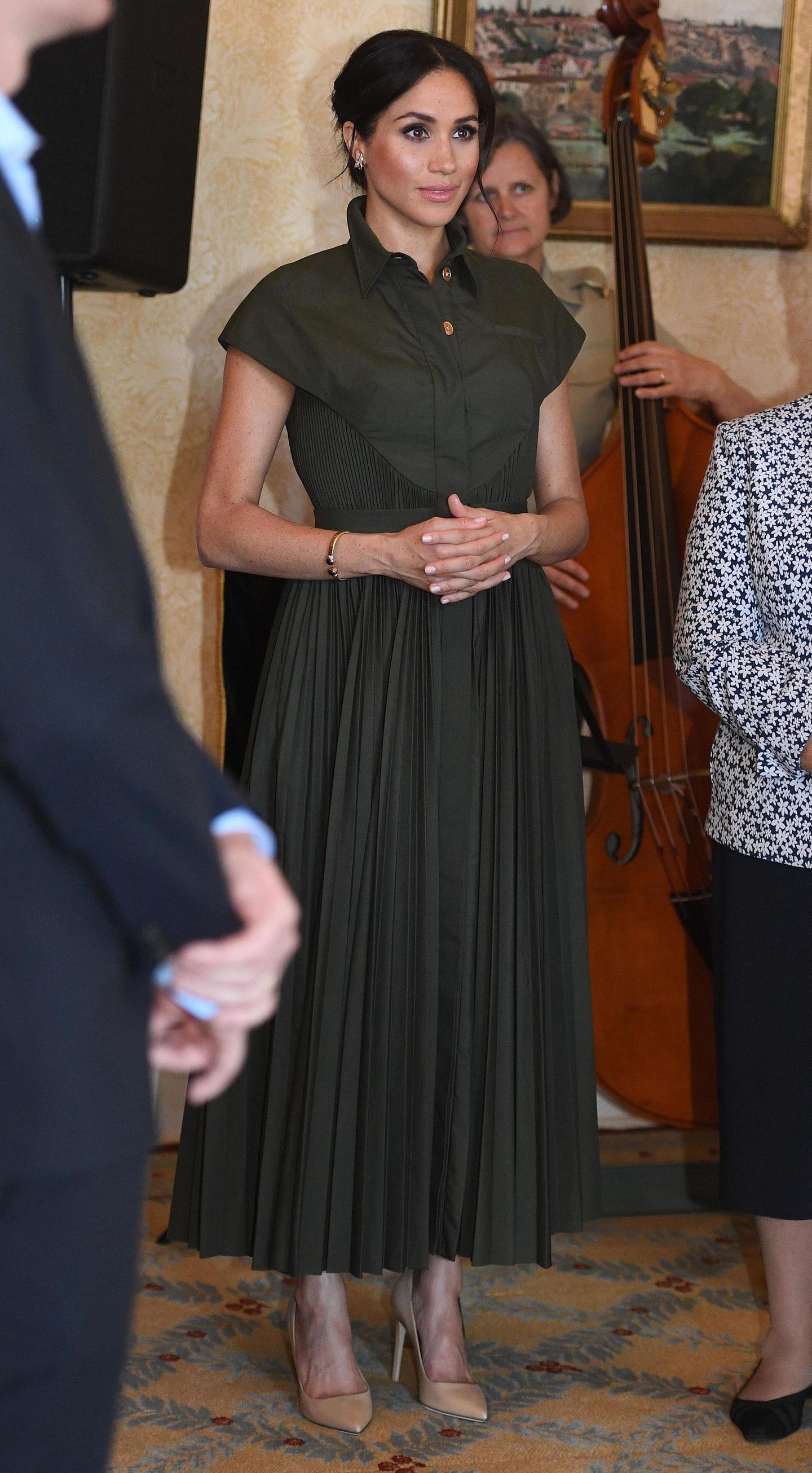Bei einem Empfang in der Residenz des Gouverneurs von Australien zeigte sich Herzogin Meghan in einem olivgrünen Kleid von Brandon Maxwell und Pumps von Dior. Kostenpunkt für beides: knapp 2500 Euro.
