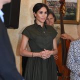 Bei einem Empfang in der Residenz des Gouverneurs von Australien zeigte sich Herzogin Meghan in einem olivgrünen Kleid von Brandon Maxwell und Pumps von Dior. Kostenpunkt für beides: knapp 2500 Euro.