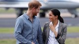Bei einem Ausflug in die australische Stadt Dubbo zeigte sich Herzogin Meghan in einem Blazer aus der Kollektion ihrer Freundin Serena Williams. Dazu kombinierte die 37-Jährige ein weißes Hemd, schwarze Jeans und Stiefeletten in Wildleder. Das gesamte Outfit schlug mit etwa 526 Euro zu Buche.