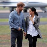 Bei einem Ausflug in die australische Stadt Dubbo zeigte sich Herzogin Meghan in einem Blazer aus der Kollektion ihrer Freundin Serena Williams. Dazu kombinierte die 37-Jährige ein weißes Hemd, schwarze Jeans und Stiefeletten in Wildleder. Das gesamte Outfit schlug mit etwa 526 Euro zu Buche.