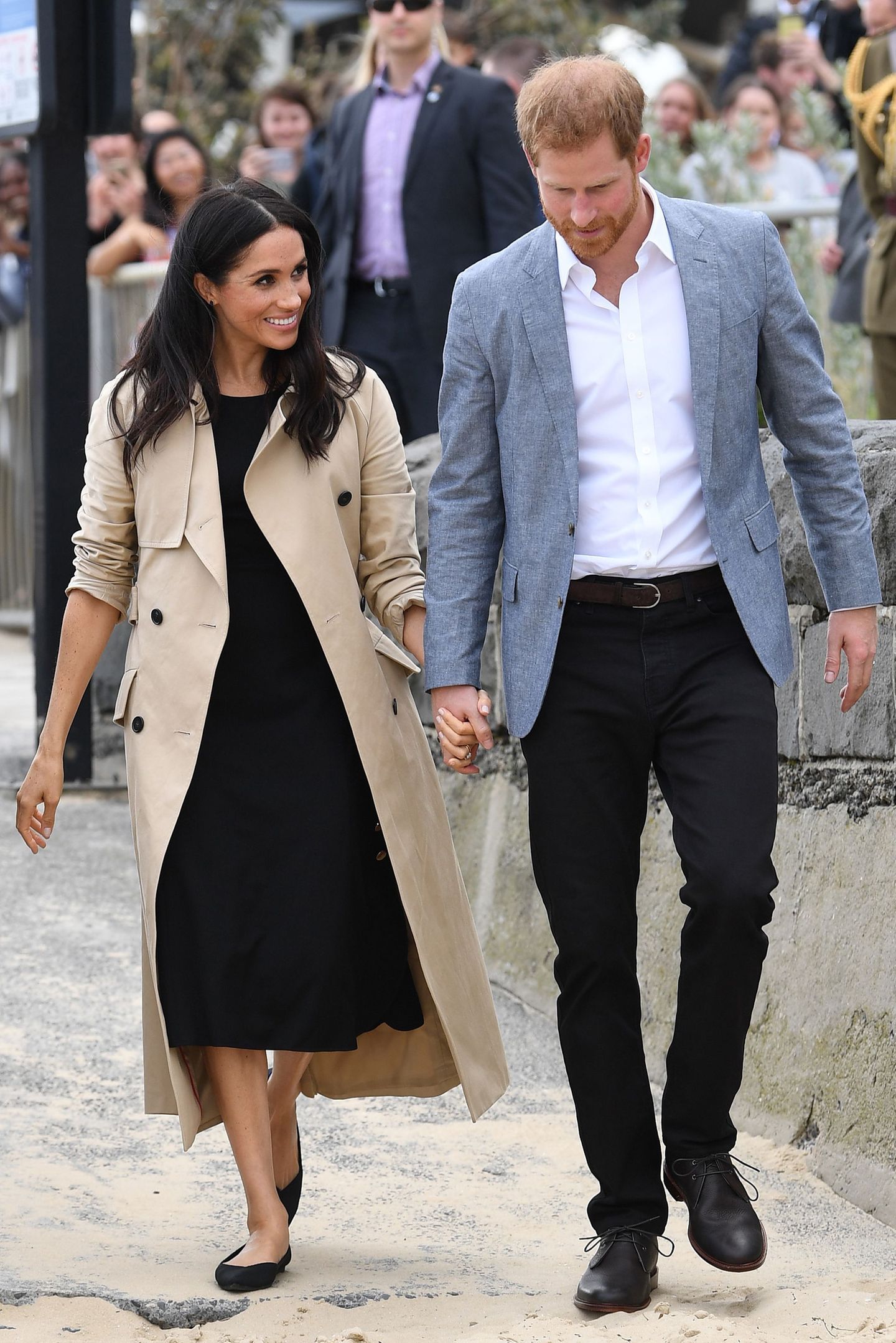 Outfit-Wechsel in Melbourne: Bei einem Ausflug zum Strand trug Meghan ein kleines Schwarzes, den Trenchcoat des Designers Martin Grant, den sie bereits am ersten Tag in Australien präsentierte und flache Ballerinas. Der Preis für alles zusammen liegt bei 1937 Euro.