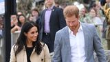 Outfit-Wechsel in Melbourne: Bei einem Ausflug zum Strand trug Meghan ein kleines Schwarzes, den Trenchcoat des Designers Martin Grant, den sie bereits am ersten Tag in Australien präsentierte und flache Ballerinas. Der Preis für alles zusammen liegt bei 1937 Euro.