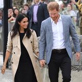 Outfit-Wechsel in Melbourne: Bei einem Ausflug zum Strand trug Meghan ein kleines Schwarzes, den Trenchcoat des Designers Martin Grant, den sie bereits am ersten Tag in Australien präsentierte und flache Ballerinas. Der Preis für alles zusammen liegt bei 1937 Euro.
