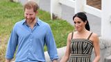 Der Melbourner Designer Martin Grant hat es Meghan offenbar angetan. Auch dieses gestreifte Kleid stammt von dem Australier. Dazu kombinierte sie Wedges mit Bastabsätzen im Espadrilles-Style. Kleid und Schuhe kosten zusammen rund 1300 Euro.