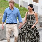 Der Melbourner Designer Martin Grant hat es Meghan offenbar angetan. Auch dieses gestreifte Kleid stammt von dem Australier. Dazu kombinierte sie Wedges mit Bastabsätzen im Espadrilles-Style. Kleid und Schuhe kosten zusammen rund 1300 Euro.