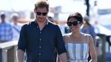 Im sommerlichen Kleid von Reformation zeigte sich Meghan auf Fraser Island. Sonnenbrille und Ledersandalen komplettierten das Outfit. Kostenpunkt für den Look: 747 Euro.