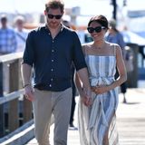 Im sommerlichen Kleid von Reformation zeigte sich Meghan auf Fraser Island. Sonnenbrille und Ledersandalen komplettierten das Outfit. Kostenpunkt für den Look: 747 Euro.